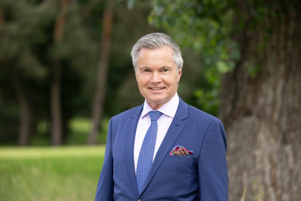 Über uns 4 Christian Gold in Anzug vor Baum, Sales, Vetrieb