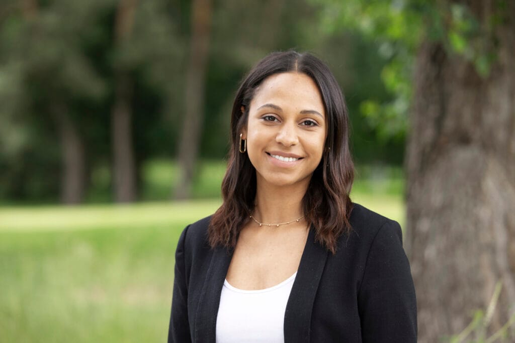 Über uns 5 Frau im Freien vor Baum