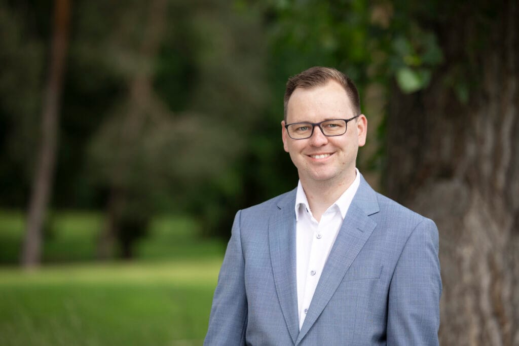 Über uns 2 Sven Lehmann im Anzug im Freien, CFO, Vorstand